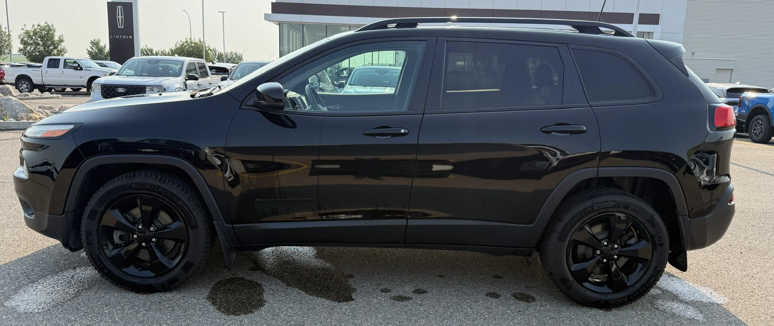 Used 2018 Diamond Black Crystal Pearl Jeep LIMITED **New Arrival** image 2