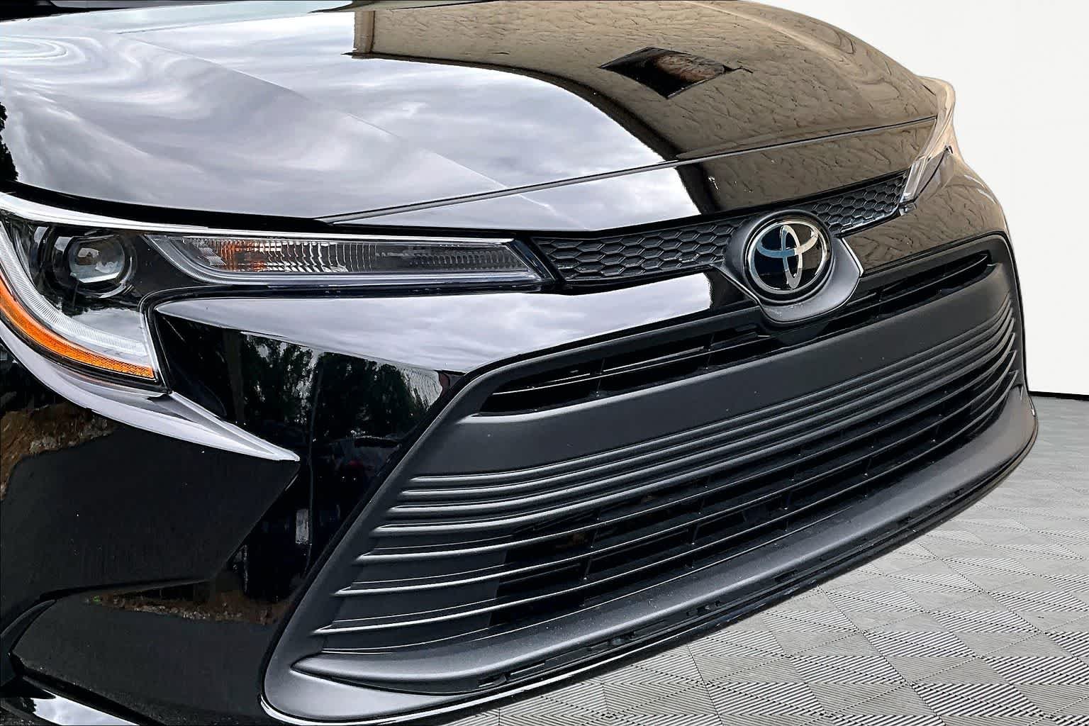 Used 2025 Midnight Black Metallic Toyota LE image 29