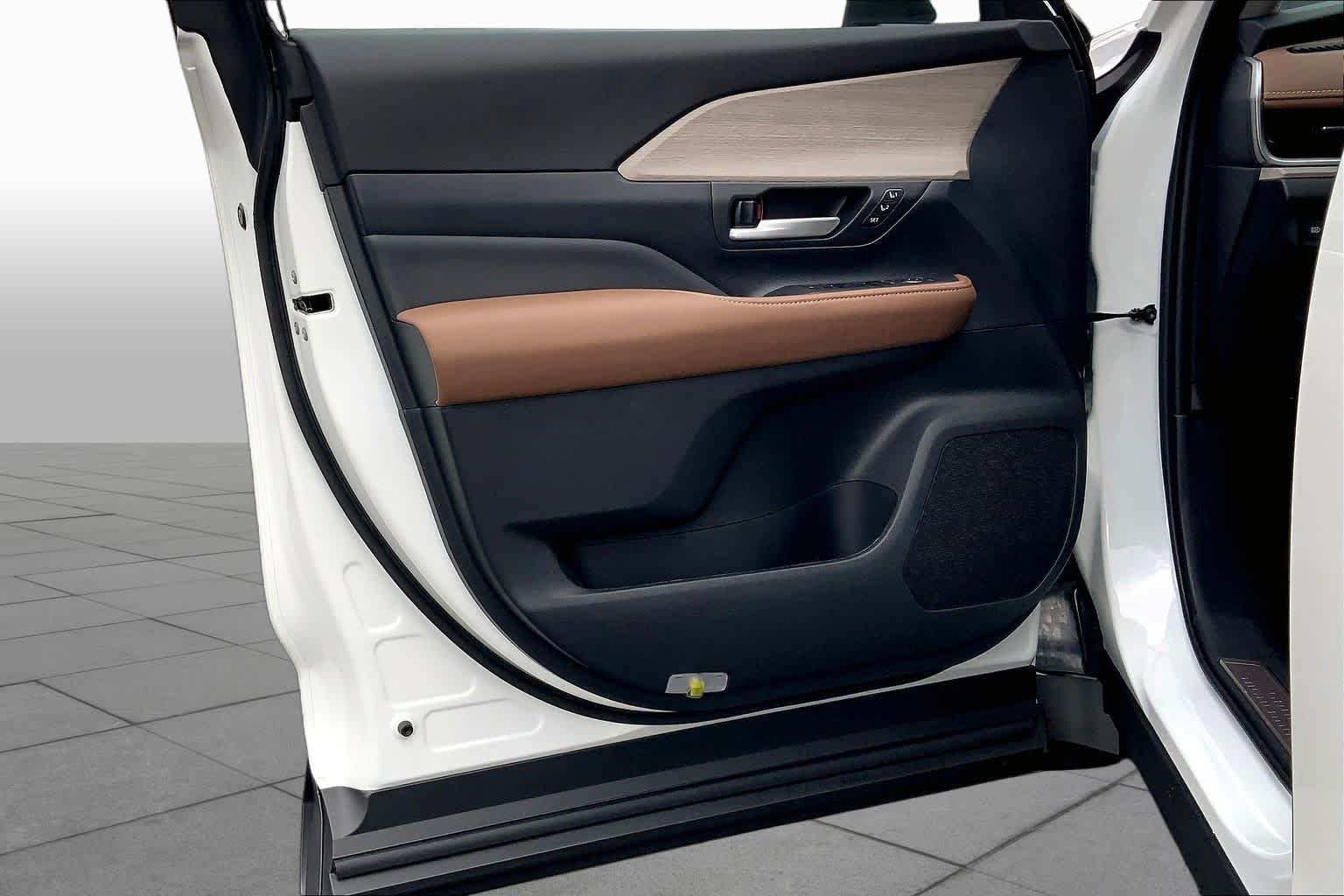 New 2026 Wind Chill Pearl Toyota Platinum image 10