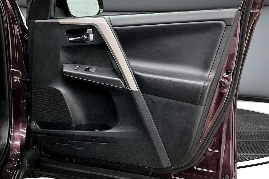 Used 2018 Black Toyota XLE image 29