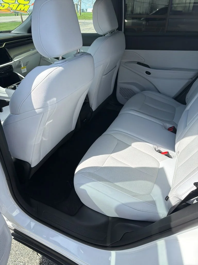 New 2026 Bright White Clear-Coat Exterior Paint Jeep Laredo image 24