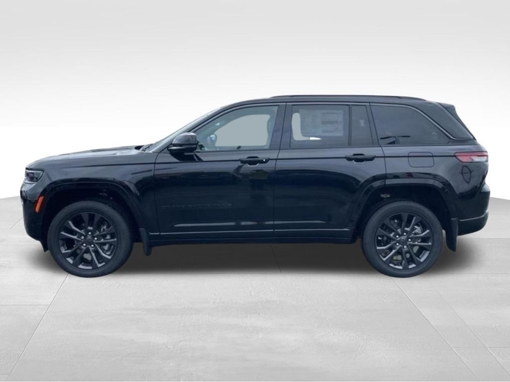 New 2026 Diamond Black Crystal Pearl-Coat Exterior Paint Jeep Limited Reserve image 2
