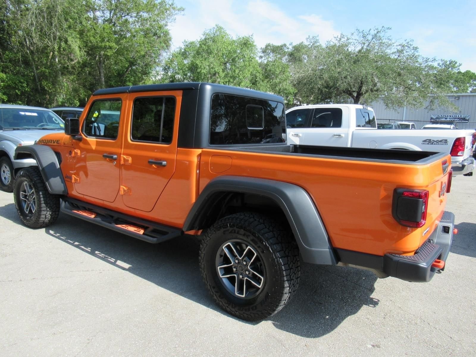 Used 2025  Jeep Mojave image 6