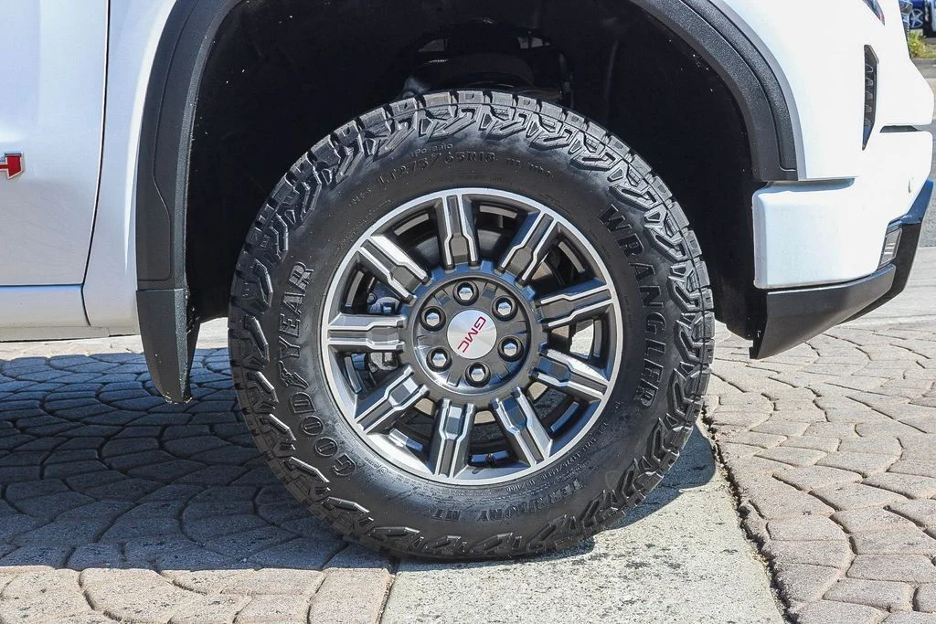 Used 2025 White GMC AT4 image 11
