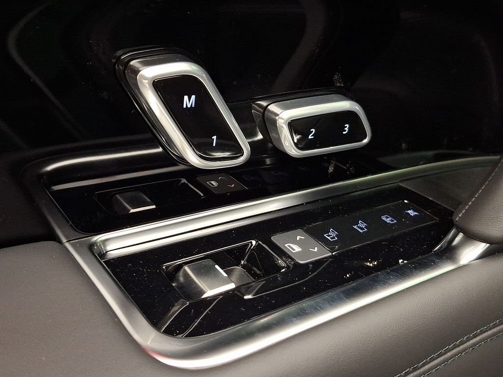 New 2026 Santorini Black Land Rover SE image 8