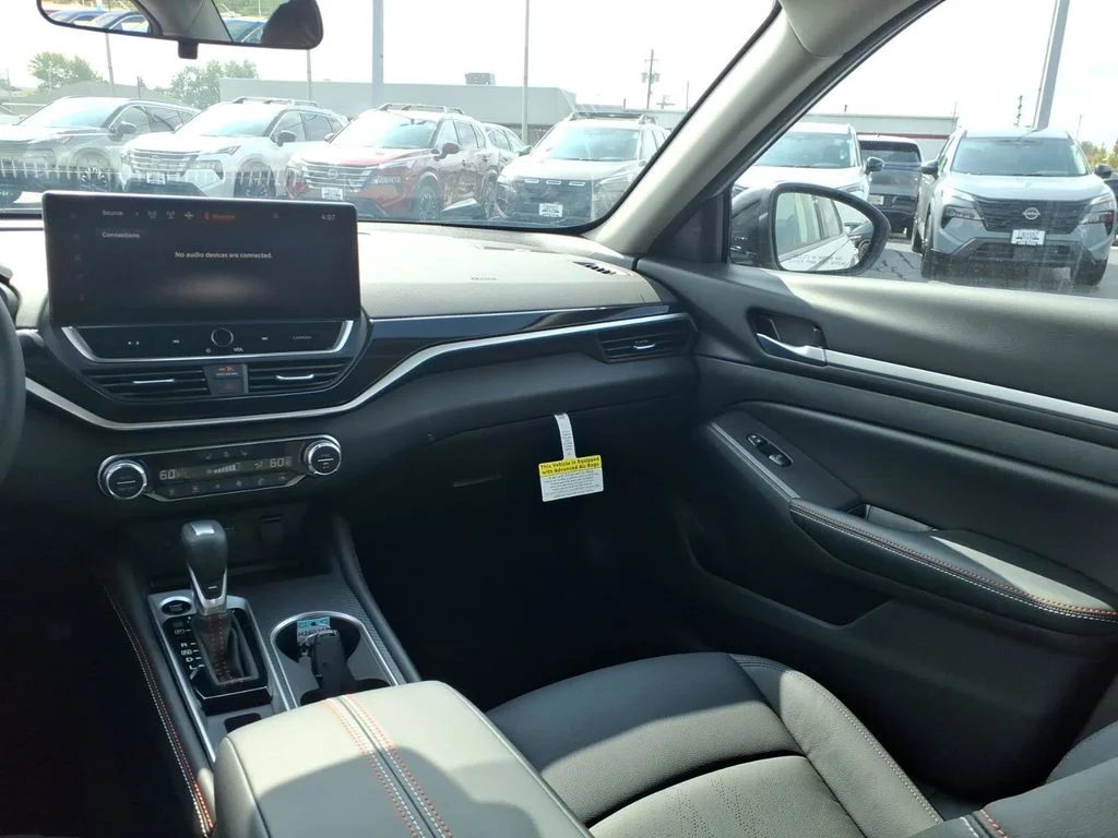 New 2026 Gray Sky Pearl / Super Black Two-tone Nissan SR image 8