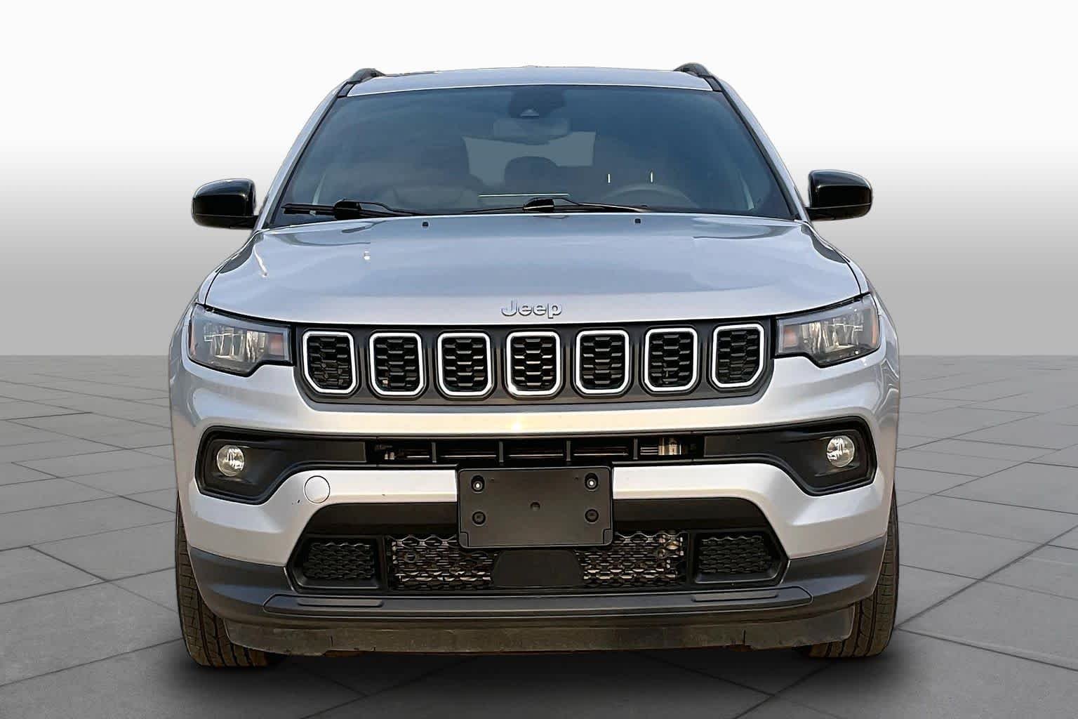 Used 2024 Silver Zynith Metallic Clearcoat Jeep Latitude image 4