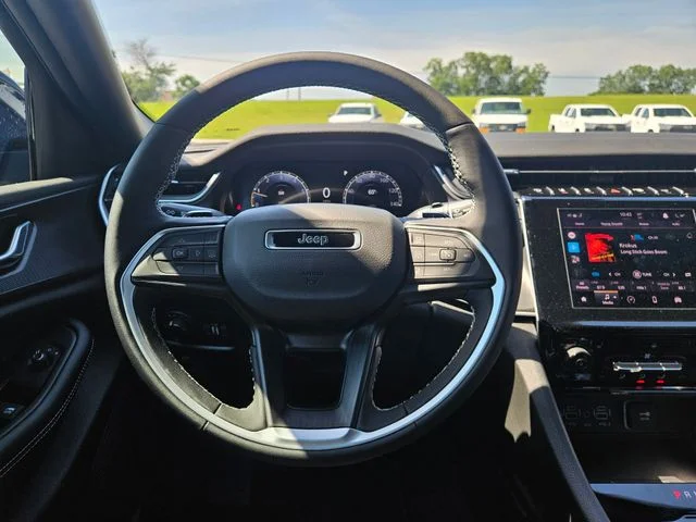 New 2025 Bright White Clear-Coat Exterior Paint Jeep Altitude image 14