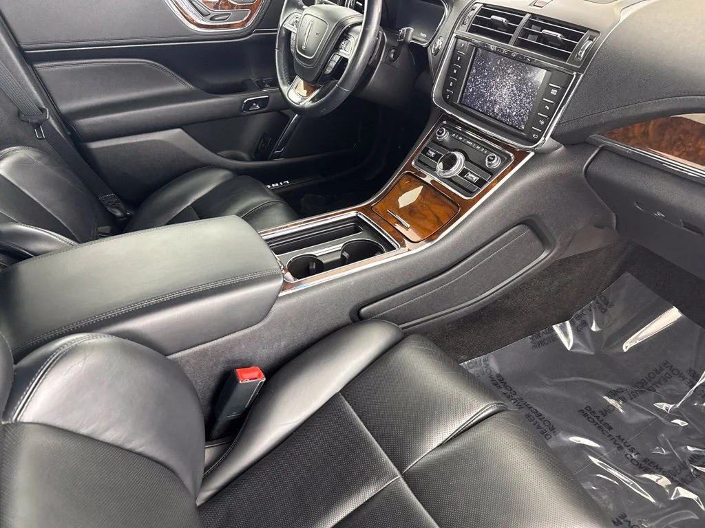 Used 2018 White Lincoln Select image 23