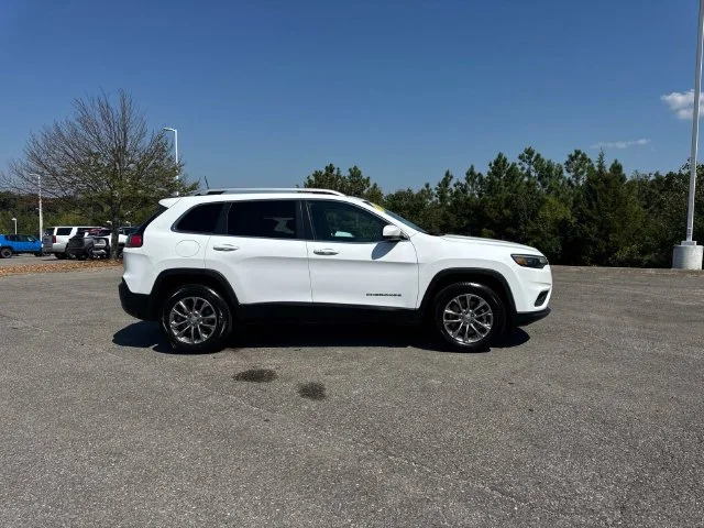 Used 2021 White Jeep Latitude Lux image 3
