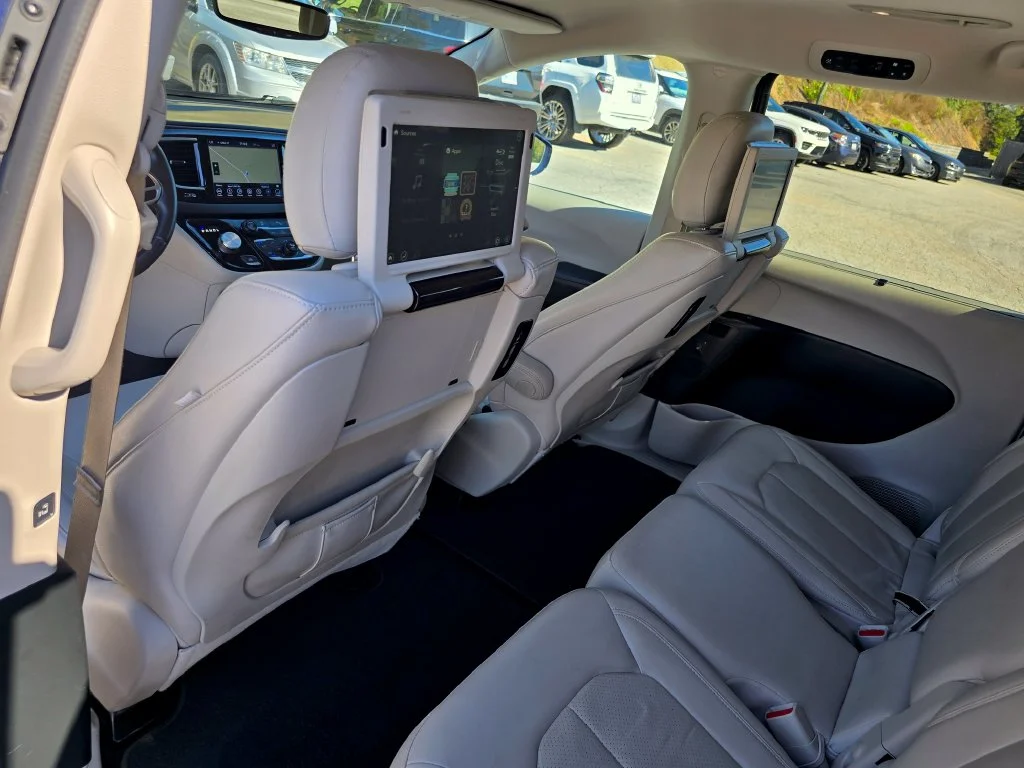 Used 2018 Blue Chrysler Touring L Plus image 27