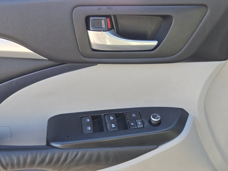 Used 2015 Green Toyota XLE V6 image 19