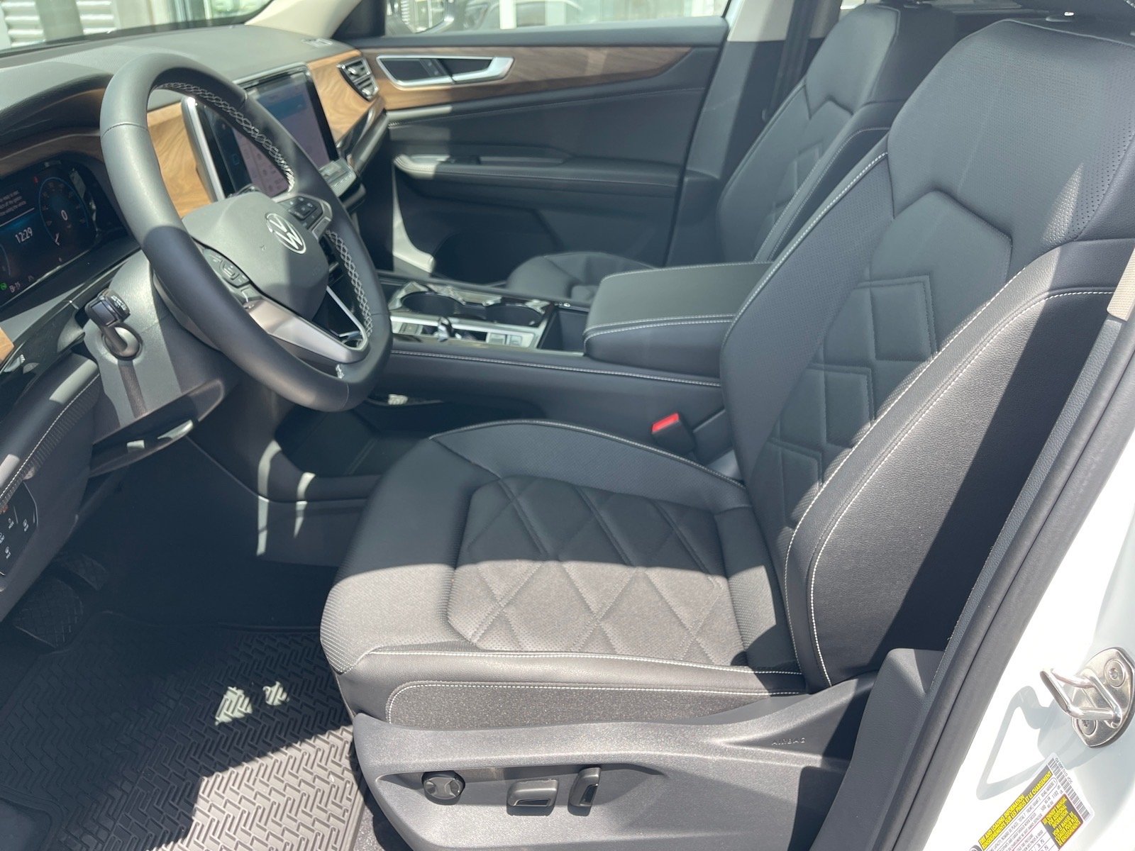 New 2026 Opal White Pearl Volkswagen SE image 10