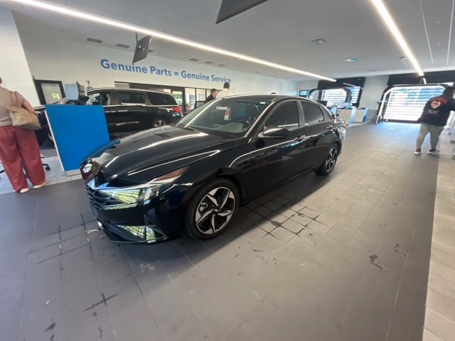 Used 2023 Phantom Black Hyundai SEL image 2