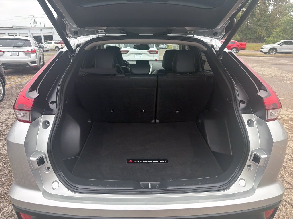 Used 2025 Silver Mitsubishi SE image 9