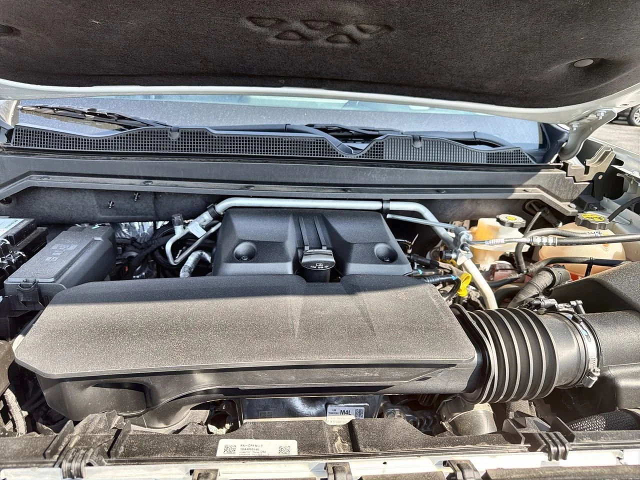 Used 2025 Summit White GMC Elevation image 25