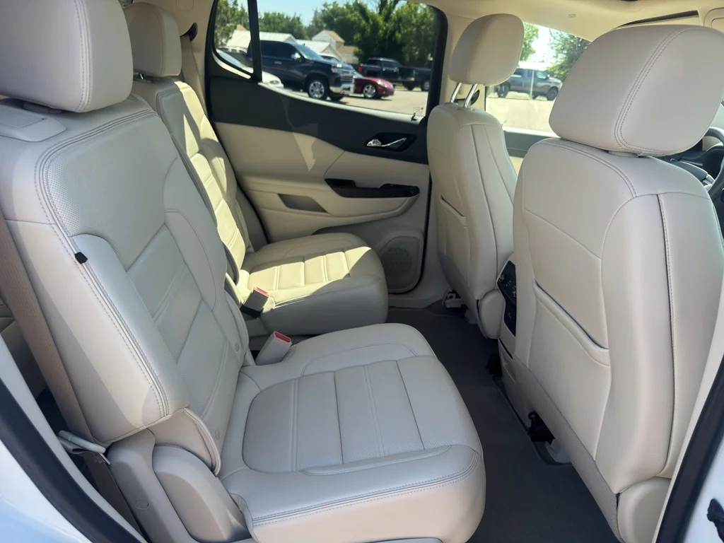 Used 2022 White Frost Tricoat GMC Denali image 18