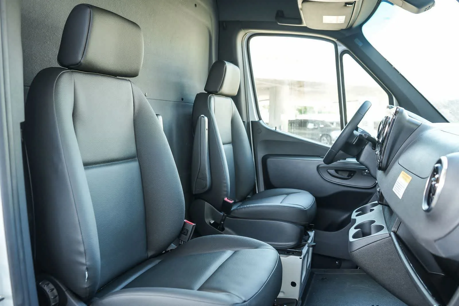 New 2025 Arctic+White Mercedes-Benz Cargo 170WB High Roof 113kW Battery RWD HO Motor image 16