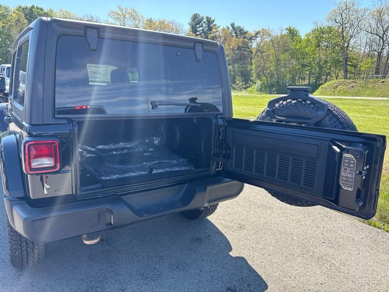 New 2026 Black Clear-Coat Exterior Paint Jeep 85th Anniversary Edition image 9