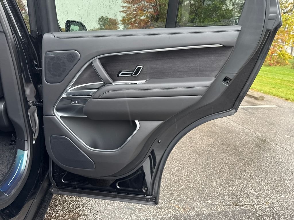 New 2025 Santorini Black Land Rover SE image 17
