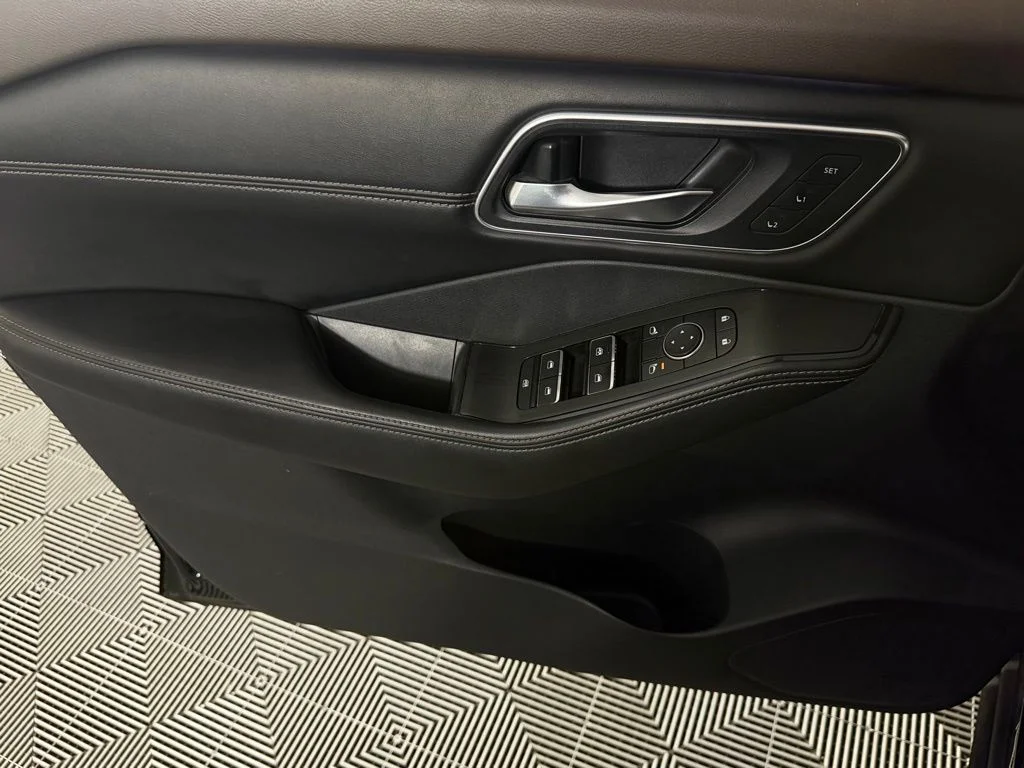 Used 2023 Black Nissan Platinum image 26