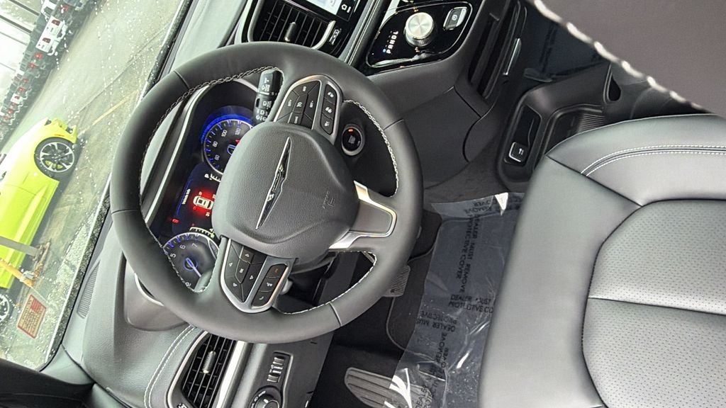 New 2026 Bright White Clear-Coat Exterior Paint Chrysler Select image 19