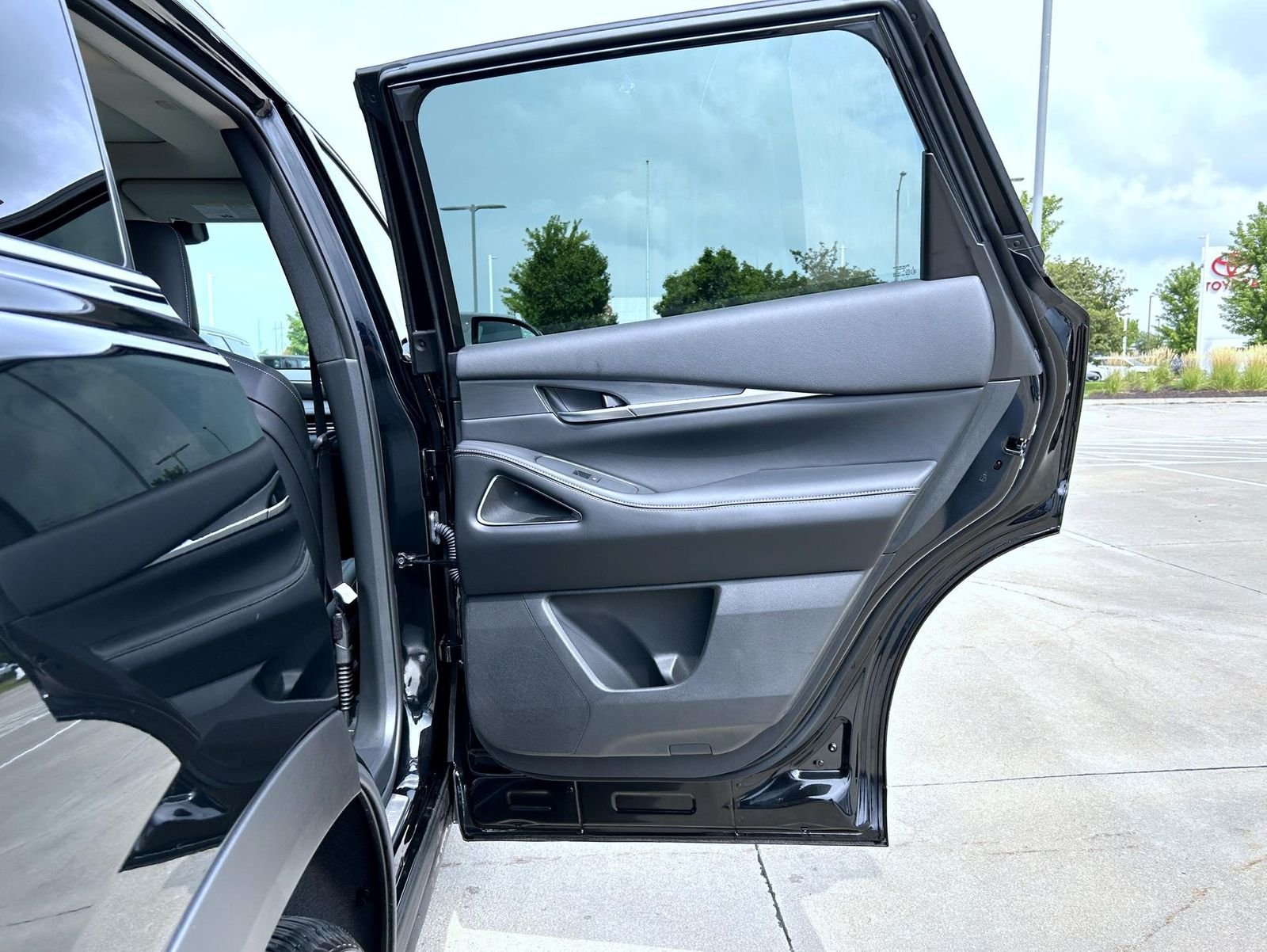 New 2027 MINERAL BLACK INFINITI Luxe AWD image 17