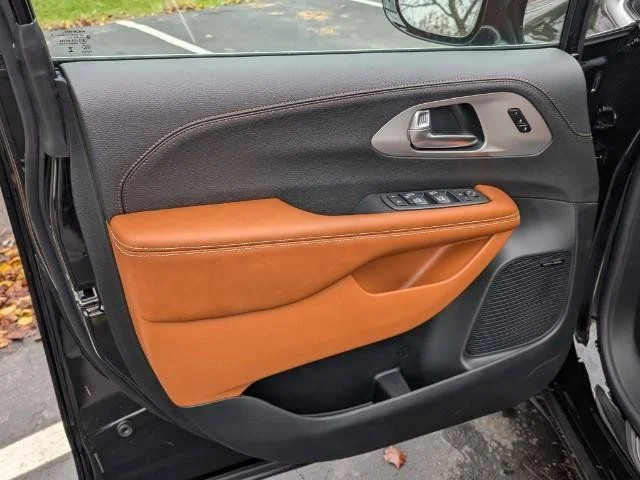 2026 Chrysler Pacifica Pinnacle - Photo 9