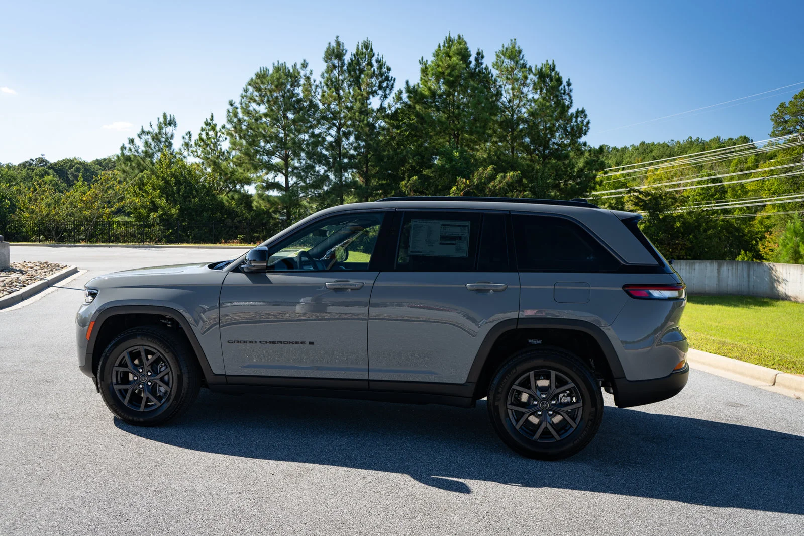 New 2027 Sting-Gray Clearcoat Jeep Altitude image 7