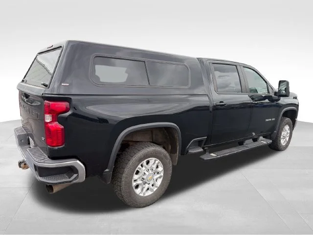 Used 2023 BLACK Chevrolet LT image 4