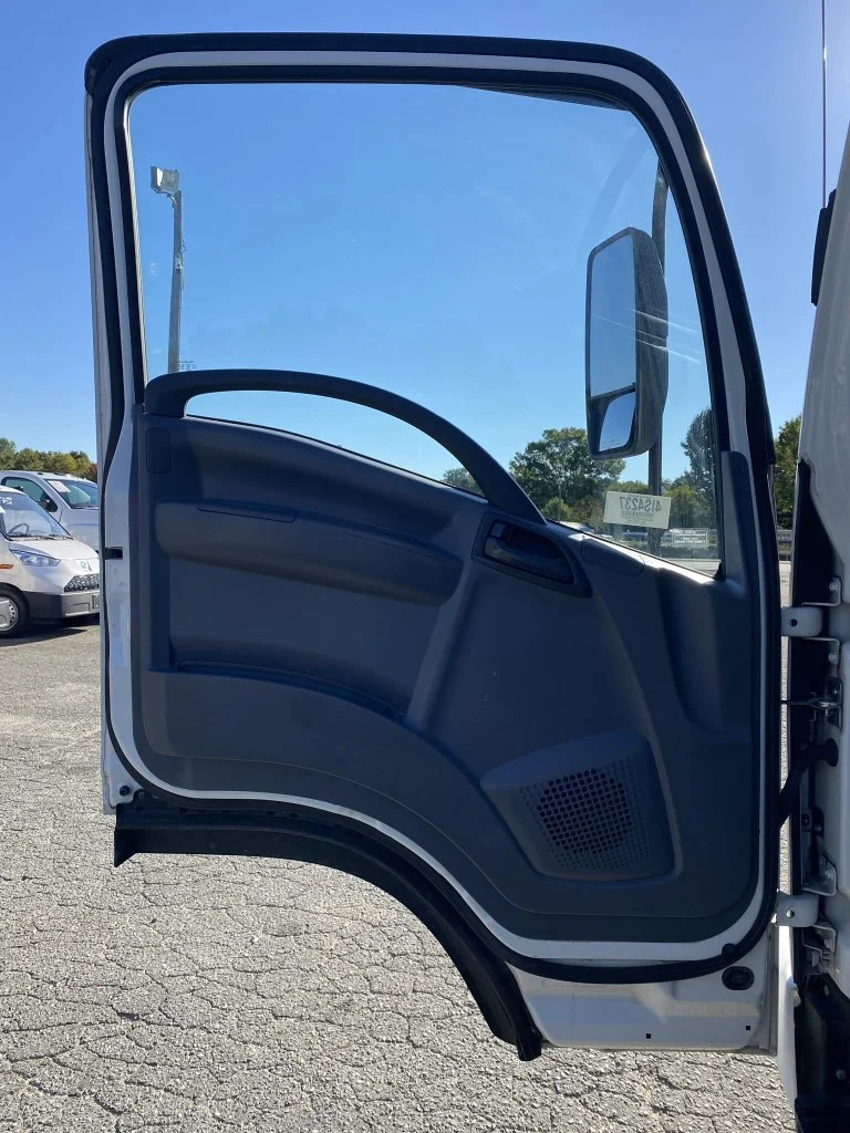 Used 2019  Isuzu Rollback image 9
