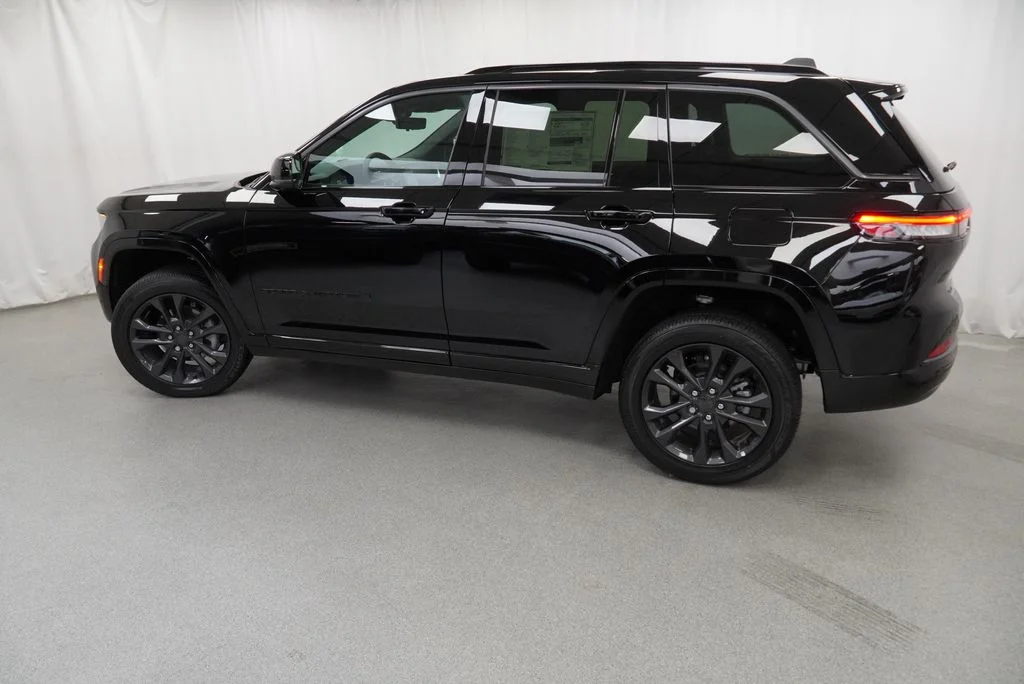 New 2026 Diamond Black Crystal Pearl-Coat Exterior Paint Jeep Limited Reserve image 17