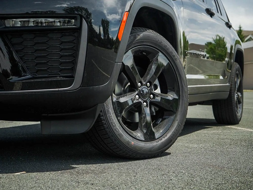 New 2026 Diamond Black Crystal Pearlcoat Jeep Limited image 5