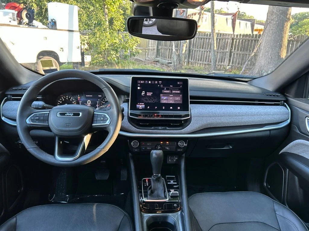 Used 2023 Black Jeep Latitude Lux image 27