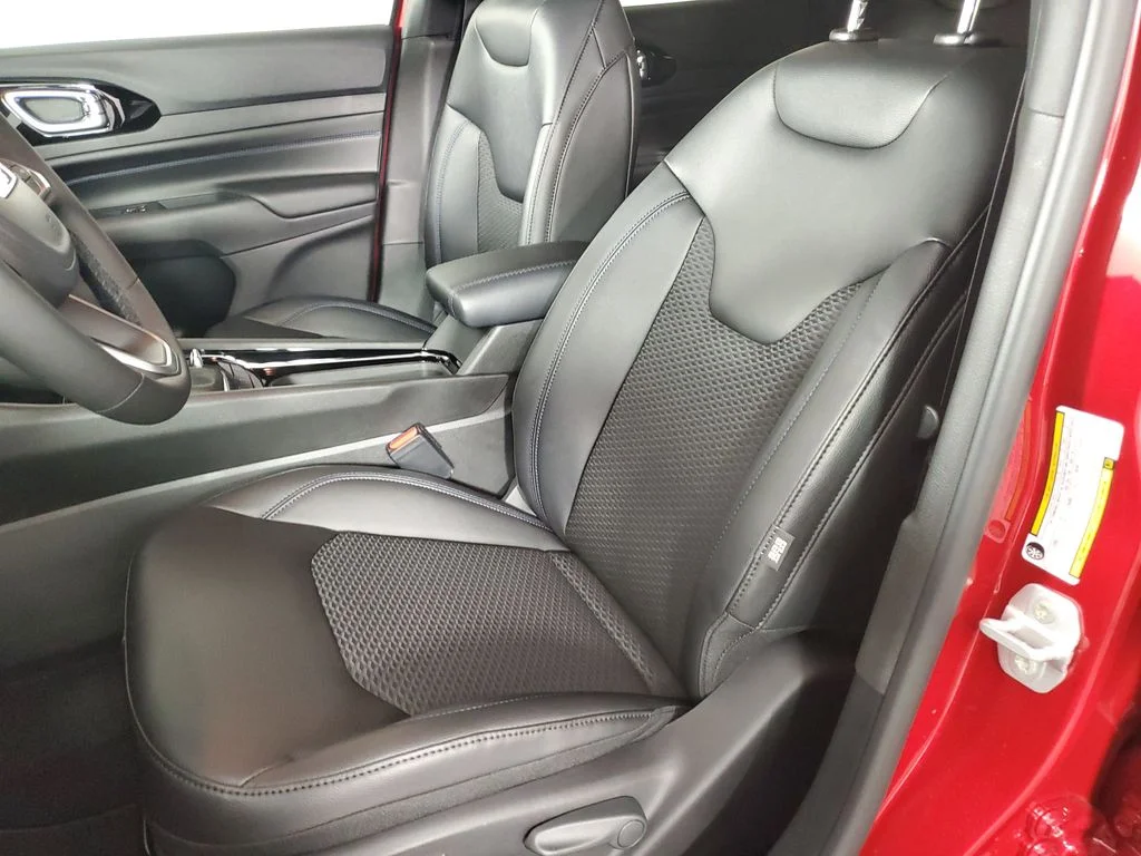 New 2026 Red Hot Pearl-Coat Exterior Paint Jeep Latitude image 12
