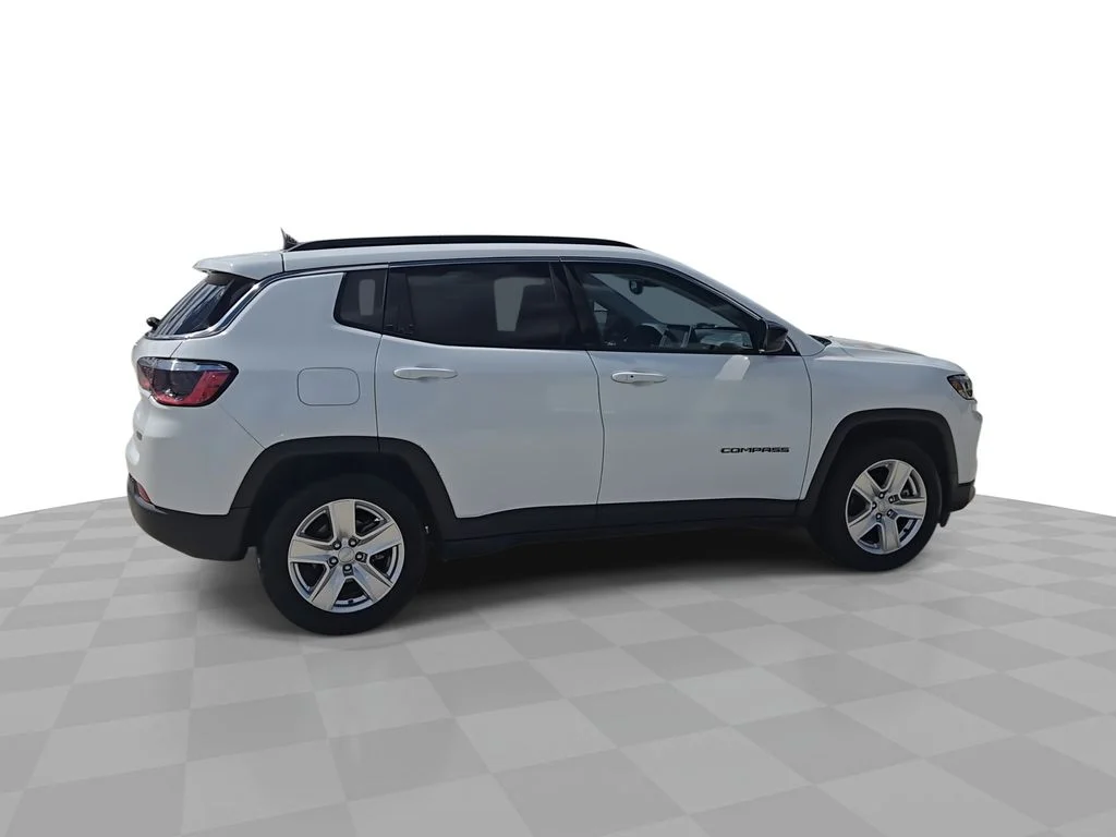 Certified Used 2022 White Jeep Latitude image 9