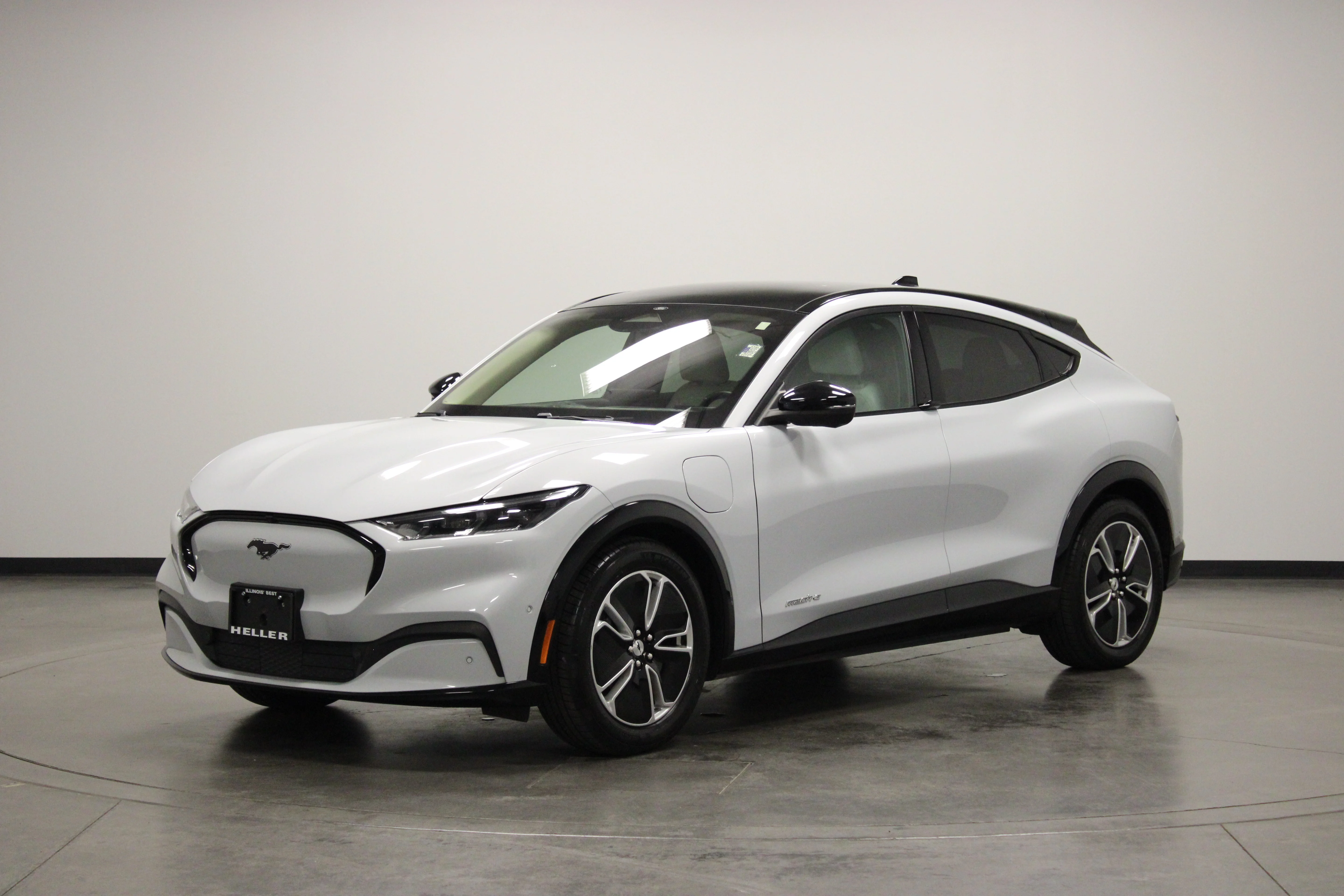Used 2023 White Metallic Ford Premium image 4