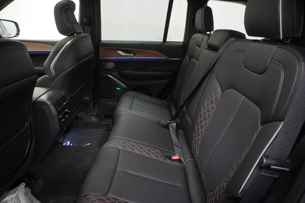 New 2026 Diamond Black Crystal Pearl-Coat Exterior Paint Jeep Summit image 17