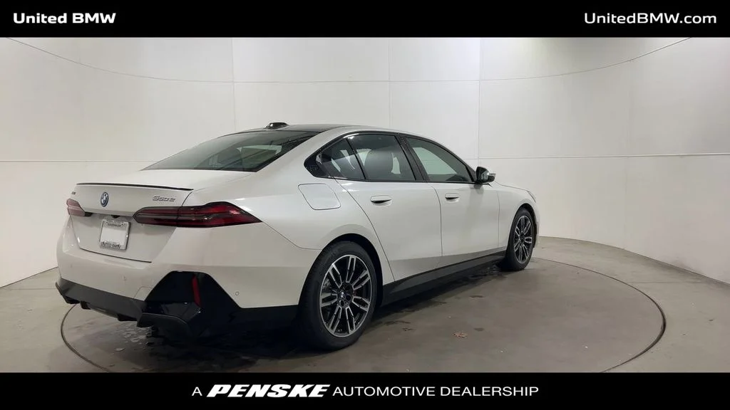 2026 BMW 5 Series 550e - Photo 8