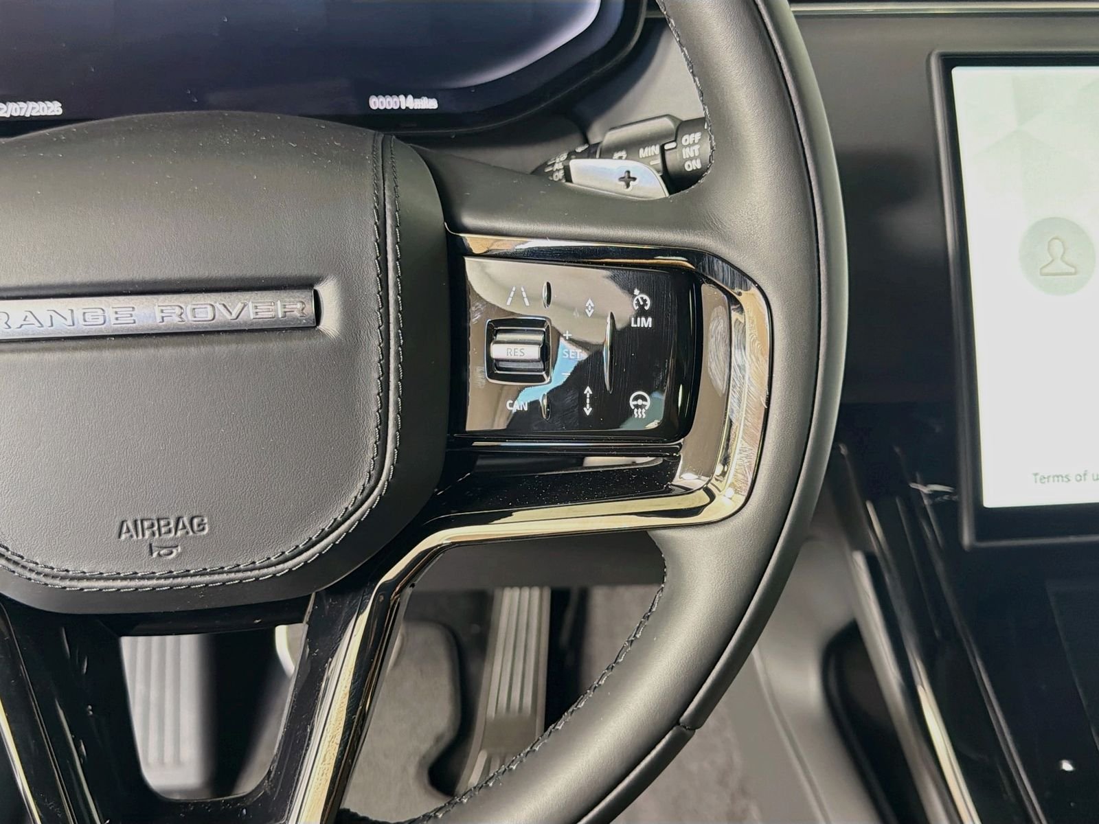 New 2026 Fuji White Land Rover Dynamic SE image 13