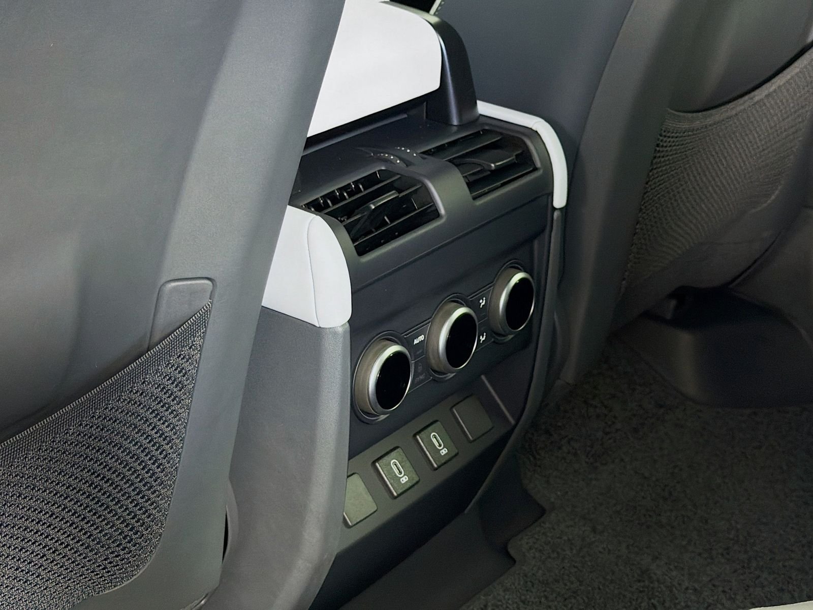 New 2026 Tasman Blue Land Rover X-Dynamic SE image 29