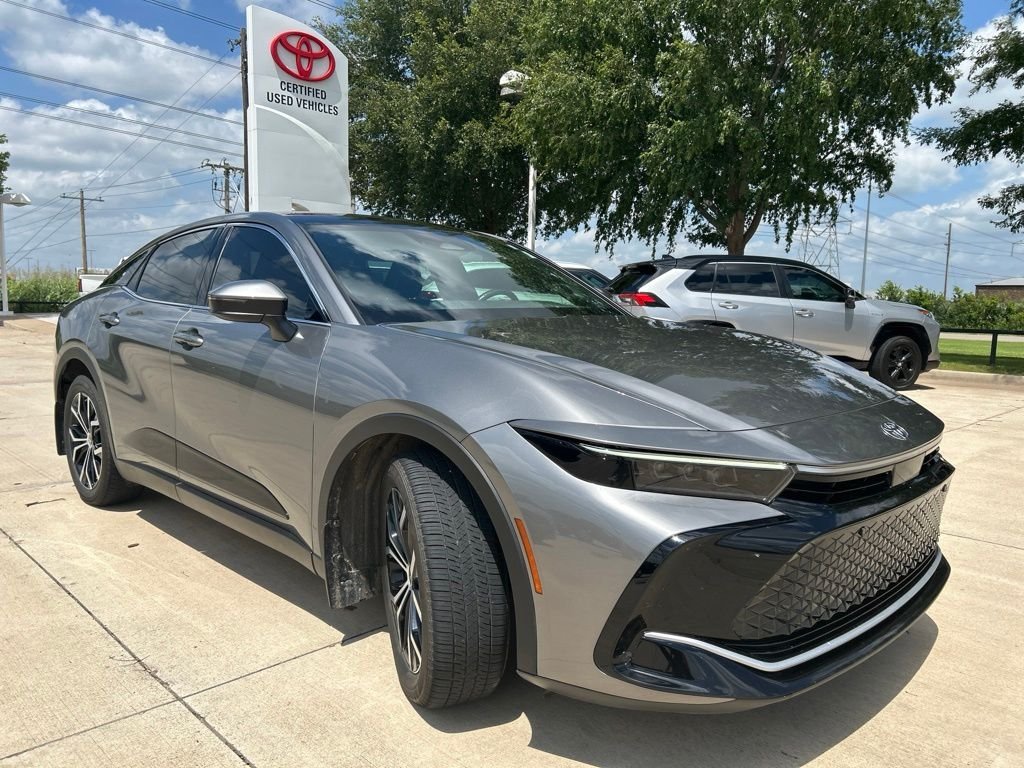 Used 2024  Toyota Limited image 3