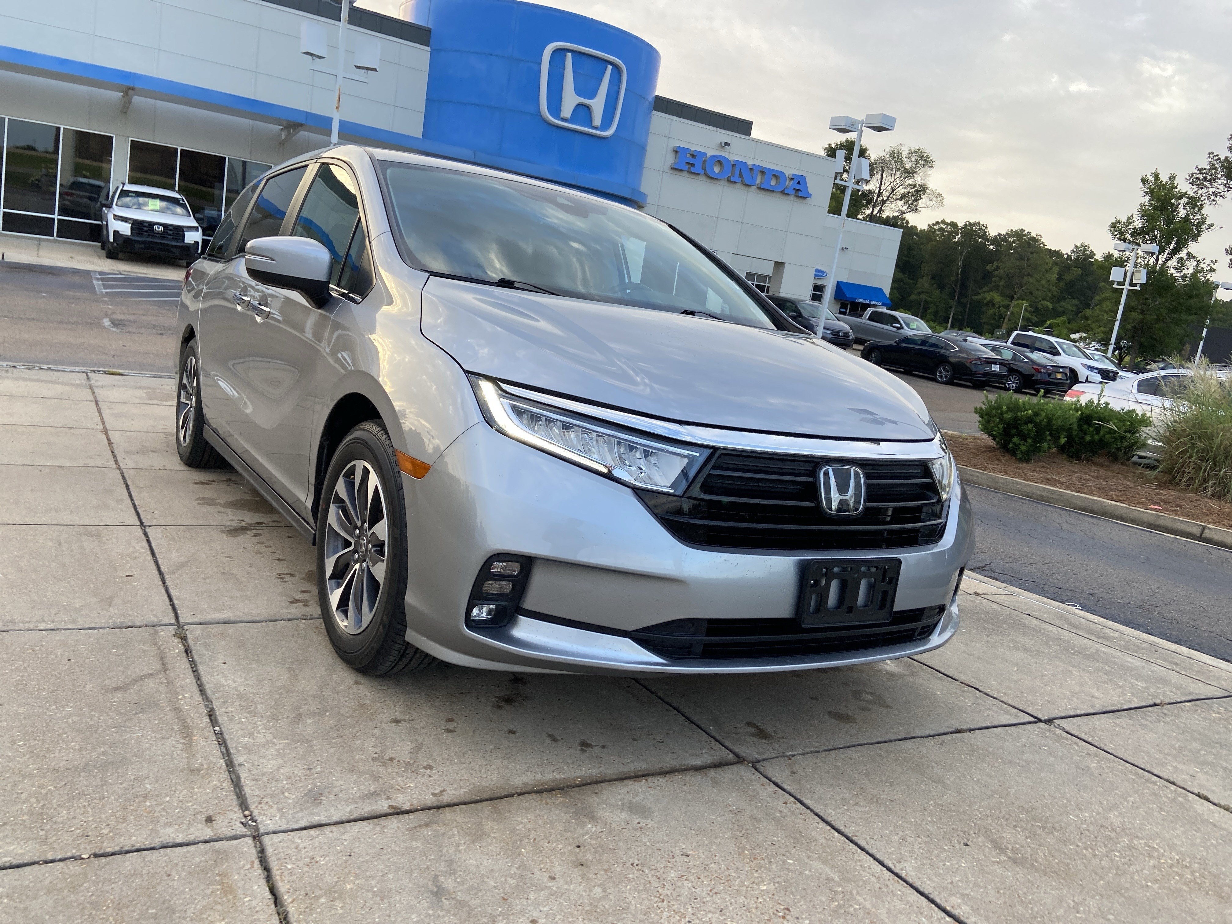 Used 2021 Lunar Silver Metallic Honda EX-L image 2