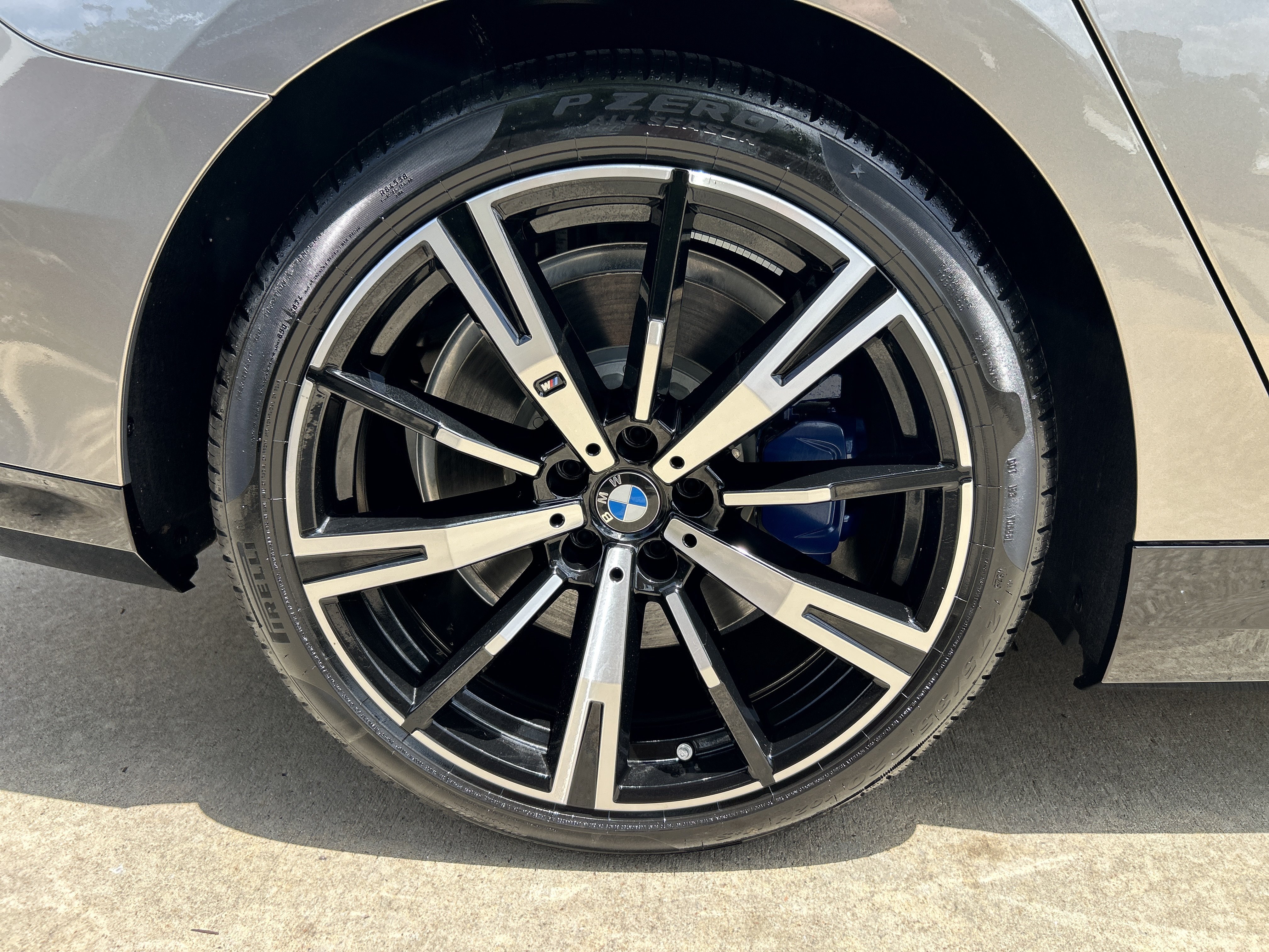 New 2026 OXIDE GREY BMW 550e xDrive image 27