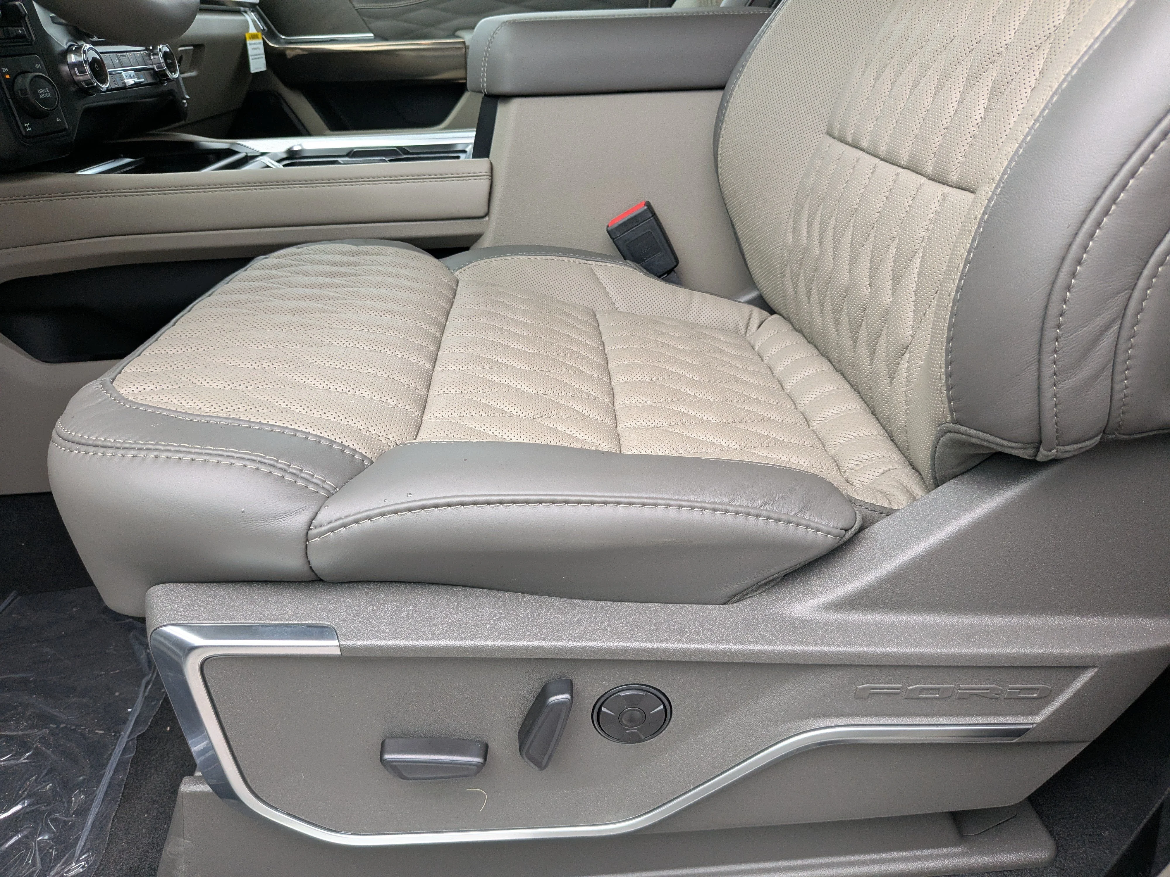 New 2026 Star White Metallic Tri-Coat Ford F-250® Platinum® image 21