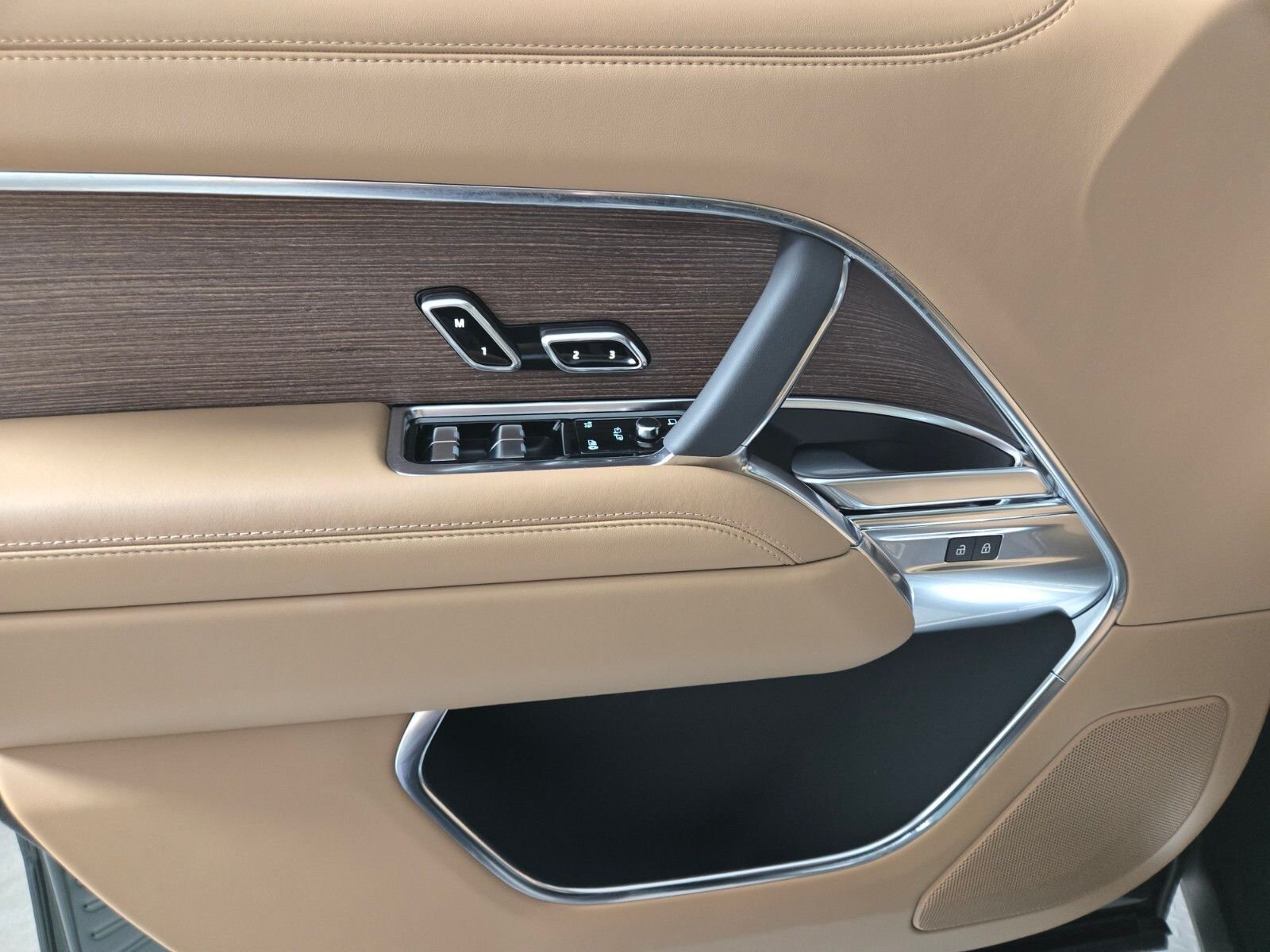New 2026 Belgravia Green Land Rover SE image 22