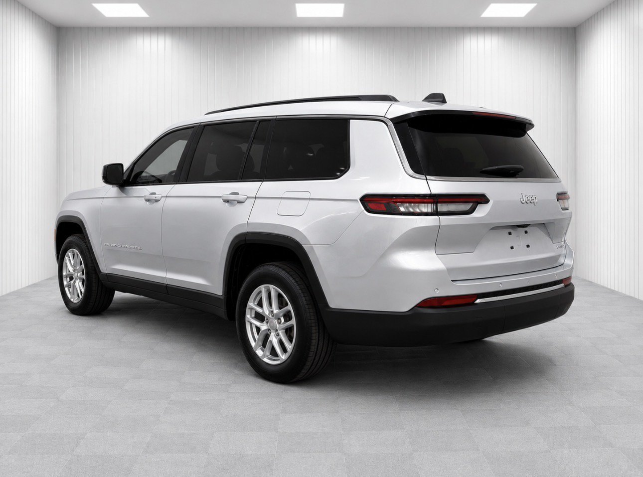 Used 2025 Silver Zynith Jeep Laredo X image 6