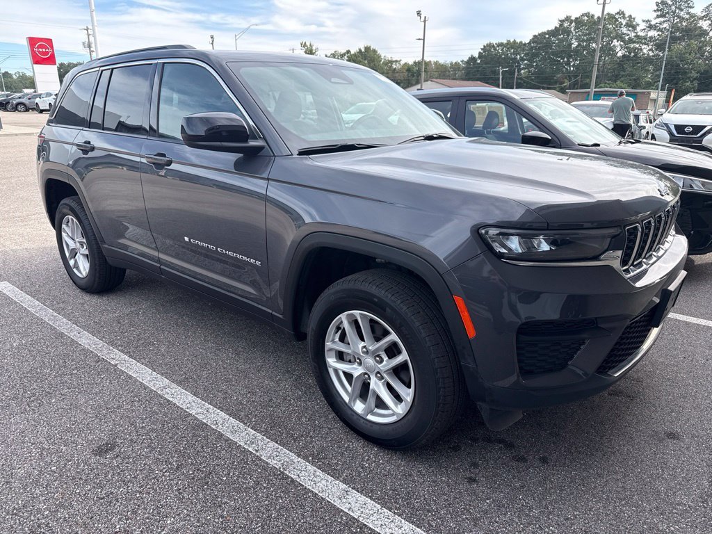 Used 2025 Gray Jeep Laredo X image 13