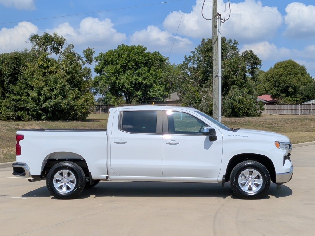 Used 2025 White Chevrolet LT image 9