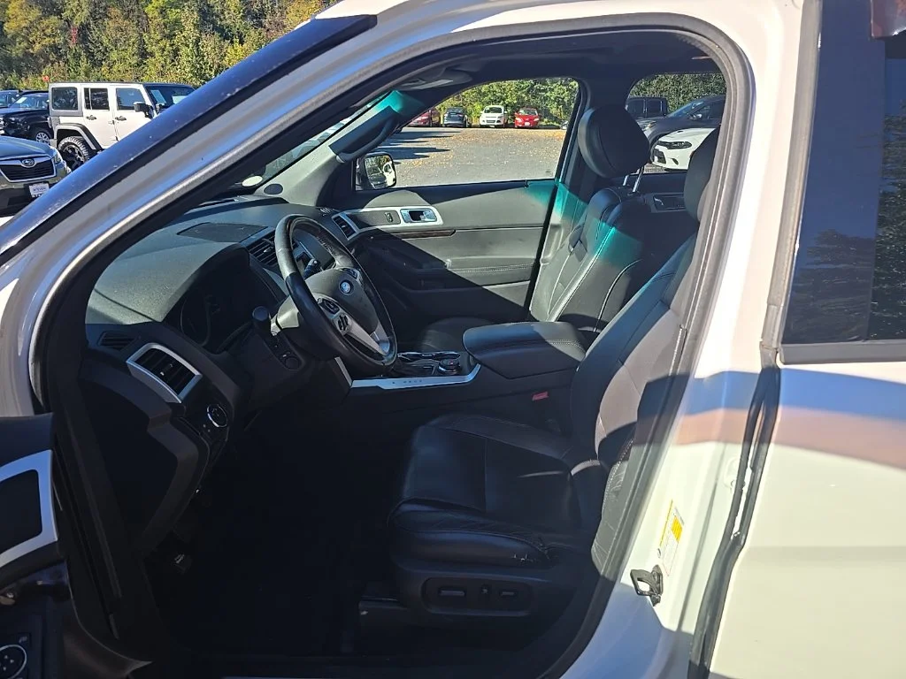 Used 2015 White Ford Limited image 5